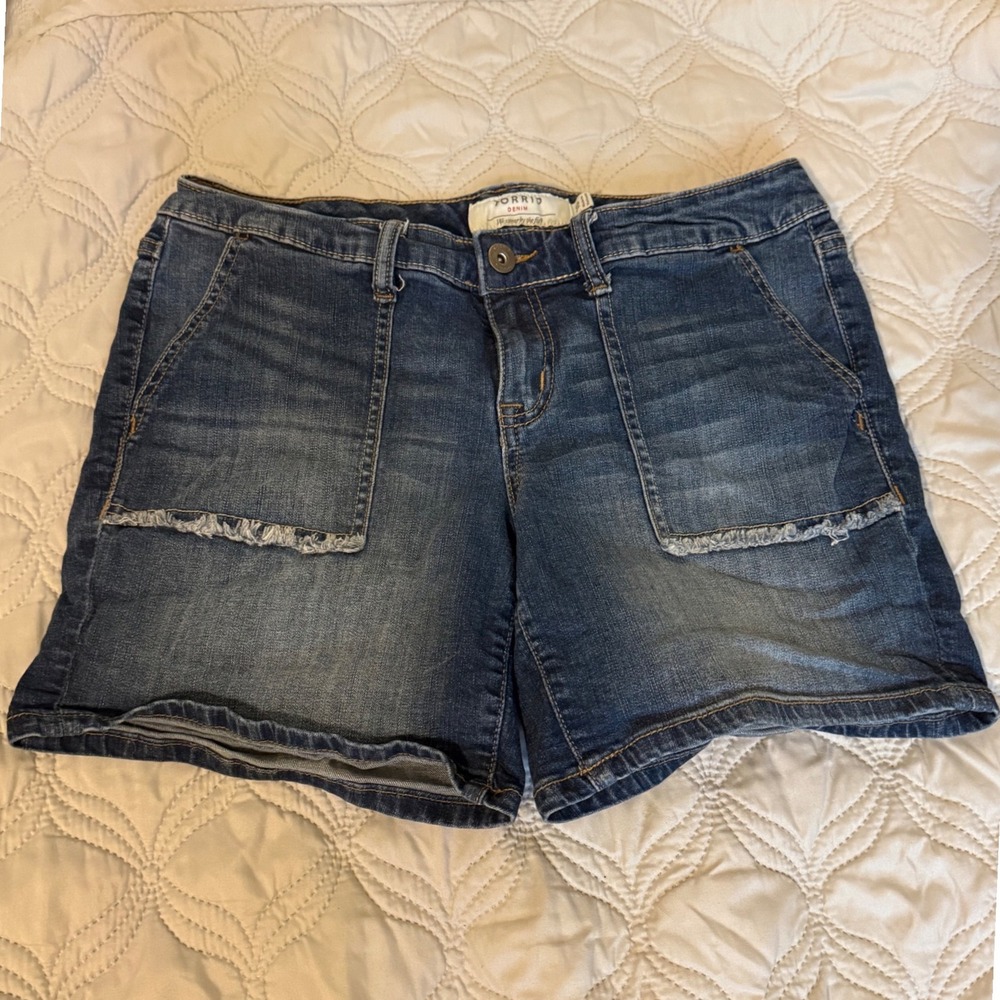 Torrid Denim Shorts Womens 10‎ Blue Medium Wash Patch Pocket Utility 6in
